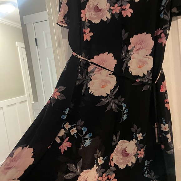 City Chic flutter sleeve dress - Picture 7 of 7